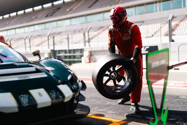 AUTO - ELMS - 4 HOURS OF PORTIMAO 2025 55 CAMERON Duncan (gbr), GRIFFIN Matt (irl), PEREL David (zaf), Spirit of Race, Ferrari 296 GT3, LMGT3, mecaniciens, mechanics pitlane, during the 4 Hours of Portimao, 6th round of the 2025 European Le Mans Series on the Autodromo Internacional do Algarve from October 16 to 18, 2025 in Portimao, Portugal - Copyright: xJoaoxFilipex