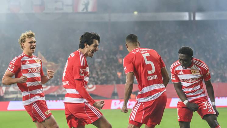 in the picture v l goal, hit, jubilation, goal celebration, joy, enthusiasm, celebrates, after 1 0 by Danilho Doekhi 1 FC Union , GER, Berlin, 1 FC Union Berlin vs Borussia Moenchengladbach, 1 Bundesliga, football, DFB, season 2025 2026, Alte Foersterei, matchday, DFB DFL REGULATIONS PROHIBIT ANY USE OF PHOTOGRAPHS AS IMAGE SEQUENCES AND OR QUASI VIDEO, 17 10 25, Copyright: HMBxMedia UwexKoch