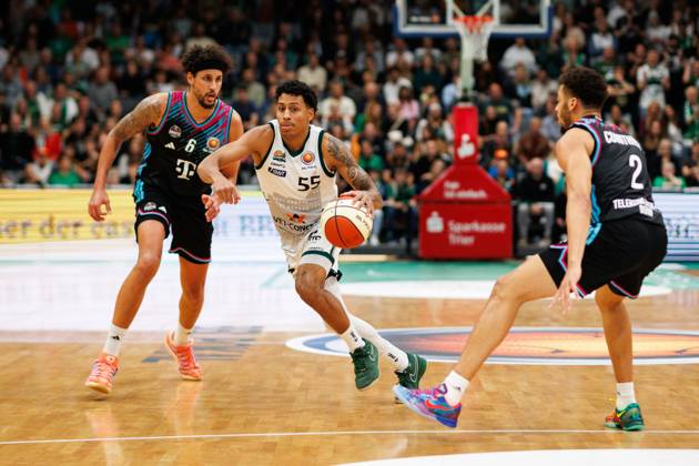 Eli Brooks Gladiators Trier in a duel with Michael Kessens Telekom Baskets Bonn and Alijah Comithier Telekom Baskets Bonn , Vet Concept Gladiators Trier vs Telekom Baskets Bonn, Basketball, BBL Pokal, Round of 16, Season 2025 2026, 17 10 2025 Vet Concept Gladiators Trier vs Telekom Baskets Bonn, Basketball, BBL Pokal, Round of 16, Season 2025 2026, 17 10 2025 Copyright: xEibner-Pressefoto AlexanderxNeisx EP_ANS