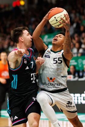 Eli Brooks Gladiators Trier in a duel with Grayson Murphy Telekom Baskets Bonn , Vet Concept Gladiators Trier vs Telekom Baskets Bonn, Basketball, BBL Cup, Round of 16, Season 2025 2026, 17 10 2025 Vet Concept Gladiators Trier vs Telekom Baskets Bonn, Basketball, BBL Cup, Round of 16, Season 2025 2026, 17 10 2025 Copyright: xEibner-Pressefoto AlexanderxNeisx EP_ANS