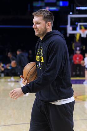 October 17, 2025, Los Angeles, California, USA: Luka Doncic 77 of the Los Angeles Lakers warms up prior to their preseason NBA, Basketball Herren, USA game against against the Sacramento Kings on Friday October 17, 2025 at Crypto.com Arena in Los Angeles, California. ARIANA RUIZ PI Los Angeles USA - ZUMAp124 20251017_zaa_p124_011 Copyright: xArianaxRuizx