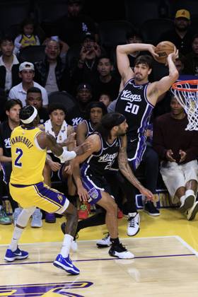 October 17, 2025, Los Angeles, California, USA: Dario Saric 20 of the Sacramento Kings passes the ball from the corner during their preseason NBA, Basketball Herren, USA game against the Los Angeles Lakers on Friday October 17, 2025 at Crypto.com Arena in Los Angeles, California. ARIANA RUIZ PI Los Angeles USA - ZUMAp124 20251017_zaa_p124_038 Copyright: xArianaxRuizx