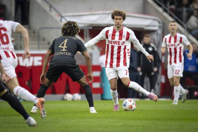 KOELN, GERMANY - OCTOBER 18: Luca Waldschmidt (1. FC Koeln, 7), Han-Noah Massengo (FC Augsburg, 4) during the Bundesliga match between 1. FC Koeln vs. FC Augsburg at the Rheinenergie-Stadion on matchday 7 of the 1. Bundesliga on October 18, 2025 in Koeln, Germany. DFL REGULATIONS PROHIBIT ANY USE OF PHOTOGRAPHS AS IMAGE SEQUENCES AND OR QUASI-VIDEO. Nordrhein-Westfalen Germany Copyright: xBEAUTIFULxSPORTS AxelxKohringx