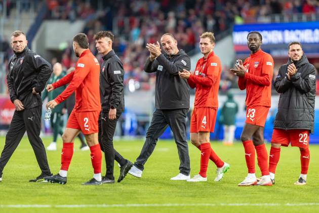 Frank Schmidt FC Heidenheim, head coach is happy with his team about the point after the game Tim Siersleben FC Heidenheim, 04 Omar Haktab Traore FC Heidenheim, 23 Arijon Ibrahimovic FC Heidenheim, 22 applaud, GER, 1 FC Heidenheim vs Werder Bremen, Football, Bundesliga, 07 Spieltag, Spielzeit 2025 2026, 18 10 2025, DFL DFB REGULATIONS PROHIBIT ANY USE OF PHOTOGRAPHS AS IMAGE SEQUENCES AND OR QUASI VIDEO, GER, 1 FC Heidenheim vs Werder Bremen, Football, Bundesliga, 07 Spieltag, Spielzeit 2025 2026, 18 10 2025 Heidenheim Copyright: xEibner-Pressefoto JanixPlessx EP_JPL