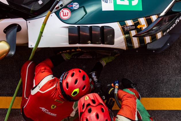 AUTO - ELMS - 4 HOURS OF PORTIMAO 2025 55 CAMERON Duncan (gbr), GRIFFIN Matt (irl), PEREL David (zaf), Spirit of Race, Ferrari 296 GT3, LMGT3, mecaniciens, mechanics during the 4 Hours of Portimao, 6th round of the 2025 European Le Mans Series on the Autodromo Internacional do Algarve from October 16 to 18, 2025 in Portimao, Portugal - Copyright: xJoaoxFilipex