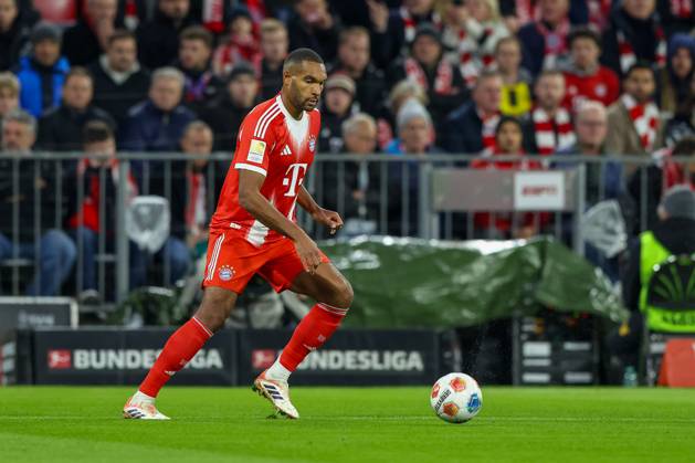 Jonathan Tah FC Bayern Muenchen, 04 with ball, GER, FC Bayern Muenchen vs Borussia Dortmund, Football, Bundesliga, Matchday 7, Season 2025 2026, 18 10 2025, DFL DFB REGULATIONS PROHIBIT ANY USE OF PHOTOGRAPHS as IMAGE SEQUENCES and or QUASI VIDEO, GER, FC Bayern Muenchen vs Borussia Dortmund, Football, Bundesliga, Matchday 7, Season 2025 2026, 18 10 2025 Muenchen Copyright: xEibner-Pressefoto JennixMaulx EP_JML