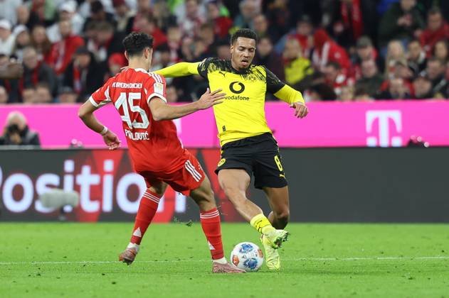 in duel, action, with Alexandar Pavlovic 45 FC Bayern Muenchen , Felix Nmecha d8 Borussia Dortmund , FC Bayern Muenchen vs Borussia Dortmund, Football, 1 Bundesliga, 7 Matchday, 18 10 2025 DFB regulations prohibit any use of photographs as image sequences and or quasi video Muenchen Bayern Germany Copyright: xkolbert-press ChristianxKolbertx