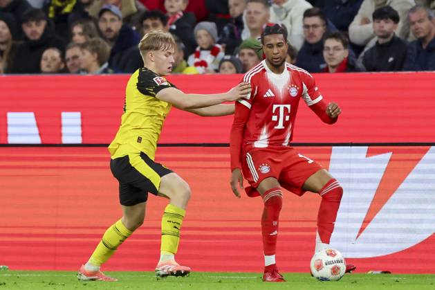 Daniel Svensson (Borussia Dortmund) und Michael Olise (FC Bayern Muenchen) kaempfen um den Ball, Bundesliga, FC Bayern München v Borussia Dortmund, Allianz Arena am 18. October 2025 in München, Deutschland. (Foto von Marco Steinbrenner DeFodi Images) Daniel Svensson (Borussia Dortmund) und Michael Olise (FC Bayern Muenchen) battle for the ball, Bundesliga, FC Bayern München v Borussia Dortmund, Allianz Arena, October 18, 2025 in München, Germany. (Photo by Marco Steinbrenner DeFodi Images) DFL regulations prohibit any use of photographs as image sequences and or quasi-video. Daniel Svensson Borussia Dortmund and Michael Olise FC Bayern Muenchen battle for the ball, Bundesliga, FC Bayern München v Borussia Dortmund, Allianz Arena, October 18, 2025 in Munich, Germany Photo by Marco Steinbrenner DeFodi Images Daniel Svensson Borussia Dortmund and Michael Olise FC Bayern Muenchen battle for the ball, Bundesliga, FC Bayern München v Borussia Dortmund, Allianz Arena, October 18, 2025 in München, Germany Photo by Marco Steinbrenner DeFodi Images DFL regulations prohibit any use of photographs as image sequences and or quasi video