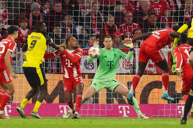 Goalkeeper action by Manuel Neuer 1 FC Bayern Muenchen , FC Bayern Muenchen vs Borussia Dortmund, Soccer, 1 Bundesliga, 7 Matchday, 18 10 2025 DFB regulations prohibit any use of photographs as image sequences and or quasi video Muenchen Bayern Germany Copyright: xkolbert-press ChristianxKolbertx