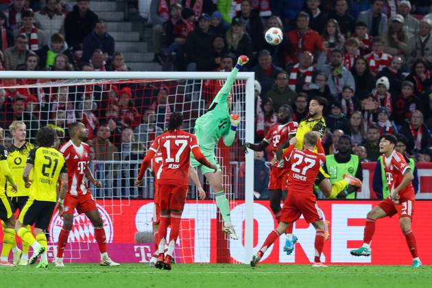 Goalkeeper action by Manuel Neuer 1 FC Bayern Muenchen , FC Bayern Muenchen vs Borussia Dortmund, Soccer, 1 Bundesliga, 7 Matchday, 18 10 2025 DFB regulations prohibit any use of photographs as image sequences and or quasi video Muenchen Bayern Germany Copyright: xkolbert-press ChristianxKolbertx