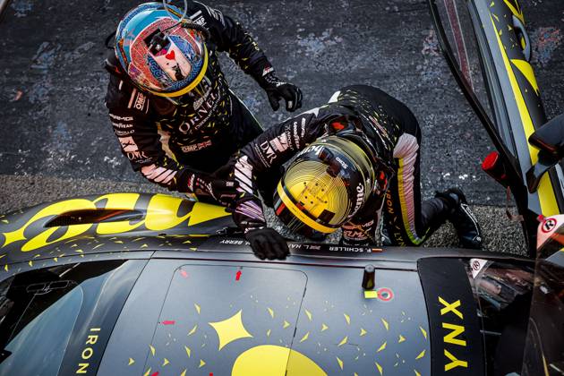 AUTO - ELMS - 4 HOURS OF PORTIMAO 2025 63 BERRY Martin (sgp), HANAFIN Lorcan (gbr), SCHILLER Fabian (gbr), Iron Lynx, Mercedes-AMG GT3 Evo, LMGT3, portrait Drivers changing, changement de pneus, tires change pneus, tyres, tyre, refuelling, arret aux stands, pit stop during the 4 Hours of Portimao, 6th round of the 2025 European Le Mans Series on the Autodromo Internacional do Algarve from October 16 to 18, 2025 in Portimao, Portugal - PortimaoPortugal Copyright: xPauloxMariax