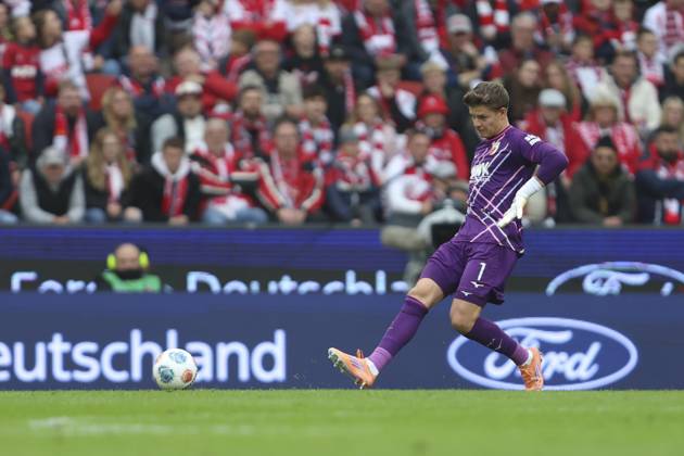 Torwart Finn Dahmen (FC Augsburg) in Aktion, am Ball, Einzelaktion waehrend des spiels der Bundesliga zwischen 1. FC Köln und FC Augsburg, RheinEnergieSTADION am 18. October 2025 in Köln, Deutschland. (Foto von Oliver Kaelke DeFodi Images) +++ Torwart Finn Dahmen (FC Augsburg) controls the ball during the Bundesliga match between 1. FC Köln and FC Augsburg at RheinEnergieSTADION on October 18, 2025 in Köln, Germany. (Photo by Oliver Kaelke DeFodi Images) DFL regulations prohibit any use of photographs as image sequences and or quasi-video. (Photo by Oliver Kaelke DeFodi Images) Goalkeeper Finn Dahmen FC Augsburg in action, on the ball, single action during the Bundesliga match between 1 FC Köln and FC Augsburg, RheinEnergieSTADION on October 18, 2025 in Köln, Germany Photo by Oliver Kaelke DeFodi Images Goalkeeper Finn Dahmen FC Augsburg controls the ball during the Bundesliga match between 1 FC Köln and FC Augsburg at RheinEnergieSTADION on October 18, 2025 in Köln, Germany Photo by Oliver Kaelke DeFodi Images DFL regulations prohibit any use of photographs as image sequences and or quasi video Photo by Oliver Kaelke DeFodi Images