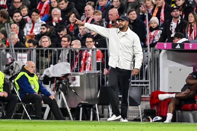 Trainer Vincent Kompany (Bayern München) gestikuliert, gestik waehrend des spiels der Bundesliga zwischen FC Bayern München und Borussia Dortmund, Allianz Arena am 18. October 2025 in München, Deutschland. (Foto von Harry Langer DeFodi Images) +++ Trainer Vincent Kompany (Bayern München) gestures during the Bundesliga match between FC Bayern München and Borussia Dortmund at Allianz Arena on October 18, 2025 in München, Germany. (Photo by Harry Langer DeFodi Images) DFL regulations prohibit any use of photographs as image sequences and or quasi-video. (Photo by Harry Langer DeFodi Images) DFL regulations prohibit any use of photographs as image sequences and or quasi-video. Coach Vincent Kompany Bayern Munich gestures, gestures during the Bundesliga match between FC Bayern Munich and Borussia Dortmund, Allianz Arena on October 18, 2025 in Munich, Germany Photo by Harry Langer DeFodi Images Trainer Vincent Kompany Bayern Munich gestures during the Bundesliga match between FC Bayern Munich and Borussia Dortmund at Allianz Arena on October 18, 2025 in München, Germany Photo by Harry Langer DeFodi Images DFL regulations prohibit any use of photographs as image sequences and or quasi video Photo by Harry Langer DeFodi Images DFL regulations prohibit any use of photographs as image sequences and or quasi video