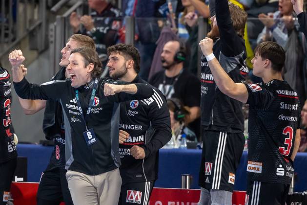 Cheers for Johannes Sellin HC Erlangen, Head Coach and the Erlangen bench Lars Genz HC Erlangen, 03 HC Erlangen vs HSG Wetzlar, Handball, 1 Handball Bundesliga, Season 2025 2026, Matchday 9, 18 10 2025 HC Erlangen vs HSG Wetzlar, Handball, 1 Handball Bundesliga, Season 2025 2026, Matchday 9, 18 10 2025 Nuremberg Copyright: xEibner-Pressefoto ArdanxFuessmanx EP_AFN