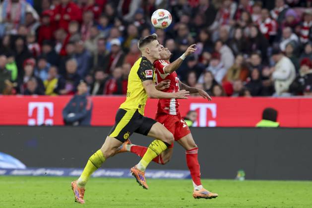 Nico Schlotterbeck (Borussia Dortmund) und Luis Diaz (FC Bayern Muenchen) kaempfen um den Ball, Bundesliga, FC Bayern München v Borussia Dortmund, Allianz Arena am 18. October 2025 in München, Deutschland. (Foto von Marco Steinbrenner DeFodi Images) Nico Schlotterbeck (Borussia Dortmund) und Luis Diaz (FC Bayern Muenchen) battle for the ball, Bundesliga, FC Bayern München v Borussia Dortmund, Allianz Arena, October 18, 2025 in München, Germany. (Photo by Marco Steinbrenner DeFodi Images) DFL regulations prohibit any use of photographs as image sequences and or quasi-video. Nico Schlotterbeck Borussia Dortmund and Luis Diaz FC Bayern Muenchen battle for the ball, Bundesliga, FC Bayern München v Borussia Dortmund, Allianz Arena, October 18, 2025 in Munich, Germany Photo by Marco Steinbrenner DeFodi Images Nico Schlotterbeck Borussia Dortmund and Luis Diaz FC Bayern Muenchen battle for the ball, Bundesliga, FC Bayern München v Borussia Dortmund, Allianz Arena, October 18, 2025 in München, Germany Photo by Marco Steinbrenner DeFodi Images DFL regulations prohibit any use of photographs as image sequences and or quasi video