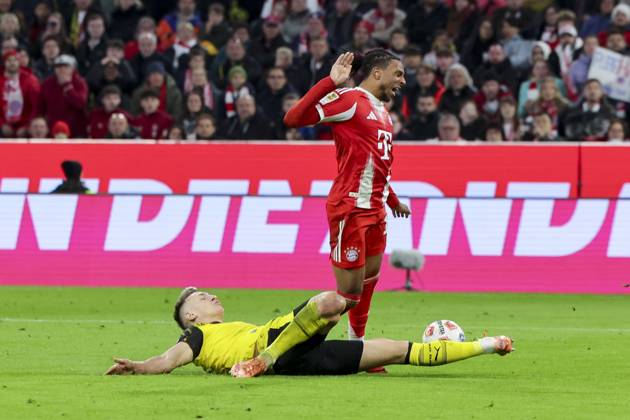 Nico Schlotterbeck (Borussia Dortmund) und Luis Diaz (FC Bayern Muenchen) kaempfen um den Ball, Bundesliga, FC Bayern München v Borussia Dortmund, Allianz Arena am 18. October 2025 in München, Deutschland. (Foto von Marco Steinbrenner DeFodi Images) Nico Schlotterbeck (Borussia Dortmund) und Luis Diaz (FC Bayern Muenchen) battle for the ball, Bundesliga, FC Bayern München v Borussia Dortmund, Allianz Arena, October 18, 2025 in München, Germany. (Photo by Marco Steinbrenner DeFodi Images) DFL regulations prohibit any use of photographs as image sequences and or quasi-video. Nico Schlotterbeck Borussia Dortmund and Luis Diaz FC Bayern Muenchen battle for the ball, Bundesliga, FC Bayern München v Borussia Dortmund, Allianz Arena, October 18, 2025 in Munich, Germany Photo by Marco Steinbrenner DeFodi Images Nico Schlotterbeck Borussia Dortmund and Luis Diaz FC Bayern Muenchen battle for the ball, Bundesliga, FC Bayern München v Borussia Dortmund, Allianz Arena, October 18, 2025 in München, Germany Photo by Marco Steinbrenner DeFodi Images DFL regulations prohibit any use of photographs as image sequences and or quasi video