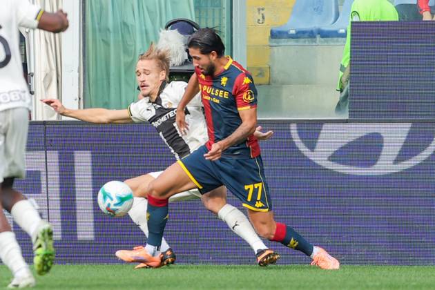 GenoaÕs Mikael Ellertsson fights for the ball during the Serie A soccer match between Genoa and Parma at the Luigi Ferraris Stadium in Genoa, Italy - Sunday, October 19, 2025. - Soccer .  Copyright: xTanoxPecoraro LaPressex