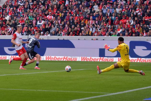 19 10 2025, xblx, Fussball 1 Bundesliga, SC Freiburg Eintracht Frankfurt v l Jonathan Jonny Burkardt Eintracht Frankfurt Torschuetze, erzielt das Tor, Treffer, scores the goal 1 1 Noah Atubolu SC Freiburg DFL DFB REGULATIONS PROHIBIT ANY USE OF PHOTOGRAPHS as IMAGE SEQUENCES and or QUASI VIDEO Freiburg