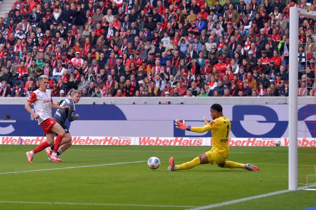 19 10 2025, xblx, Fussball 1 Bundesliga, SC Freiburg Eintracht Frankfurt v l Jonathan Jonny Burkardt Eintracht Frankfurt Torschuetze, erzielt das Tor, Treffer, scores the goal 1 1 Noah Atubolu SC Freiburg DFL DFB REGULATIONS PROHIBIT ANY USE OF PHOTOGRAPHS as IMAGE SEQUENCES and or QUASI VIDEO Freiburg