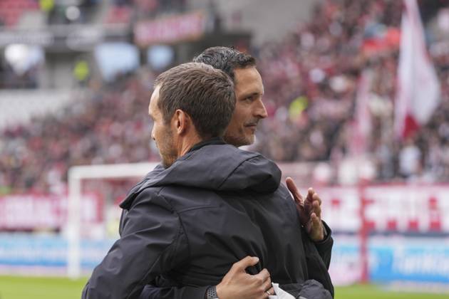 Julian Schuster SC Freiburg, Coach and Dino Toppmöller Dino Toppmoeller Eintracht Frankfurt, Coach , Germany, Football, 1 Bundesliga, 7 Matchday, 2025 2026, SC Freiburg vs Eintracht Frankfurt, 19 10 2025, Europa Park Stadion, Freiburg, Germany DFL REGULATIONS PROHIBIT ANY USE OF PHOTOGRAPHS AS IMAGE SEQUENCES AND OR QUASI VIDEO Freiburg Europa Park Stadion Baden Württemberg Germany Copyright: xArnexAmbergx