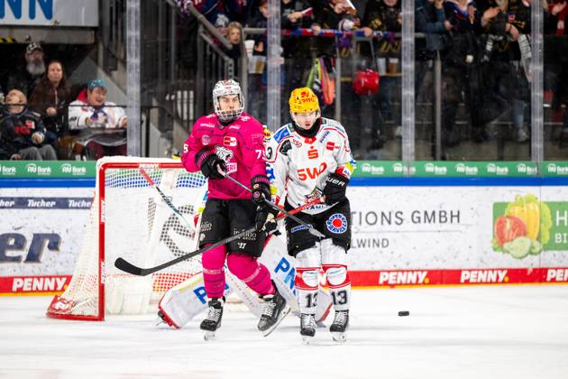 Samuel Dove McFalls 75, Nuernberg Ice Tigers, NIT Ziga Jeglic 13, Fischtown Pinguins Bremerhaven, BHV , Nuernberg Ice Tigers vs Fischtown Pinguins Bremerhaven, Ice Hockey, Penny DEL, Matchday 12, 19 10 2025, Nuernberg Ice Tigers vs Fischtown Pinguins Bremerhaven, Ice Hockey, Penny DEL, Matchday 12, 19 10 2025 Copyright: xEibner-Pressefoto ThomasxHahnx EP_NIT