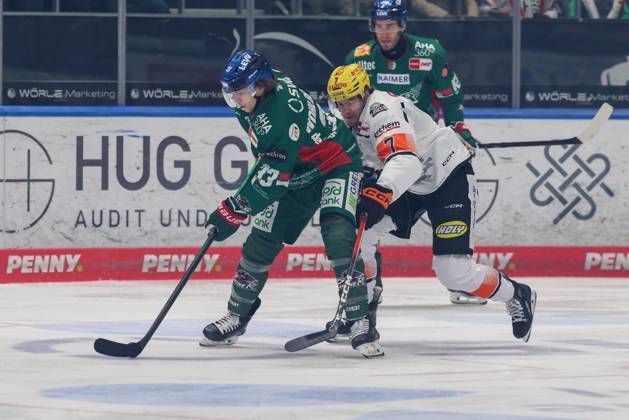 in duel, action, with Tim Wohlgemuth 33 Augsburger Panther , Ty Glover 7 Loewen Frankfurt , Augsburger Panther vs Loewen Frankfurt, Matchday 12, Ice Hockey, Penny DEL, 19 10 2025 Augsburg Bayern Germany Copyright: xkolbert-press ChristianxKolbertx