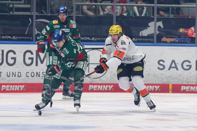in duel, action, with Tim Wohlgemuth 33 Augsburger Panther , Ty Glover 7 Loewen Frankfurt , Augsburger Panther vs Loewen Frankfurt, Matchday 12, Ice Hockey, Penny DEL, 19 10 2025 Augsburg Bayern Germany Copyright: xkolbert-press ChristianxKolbertx
