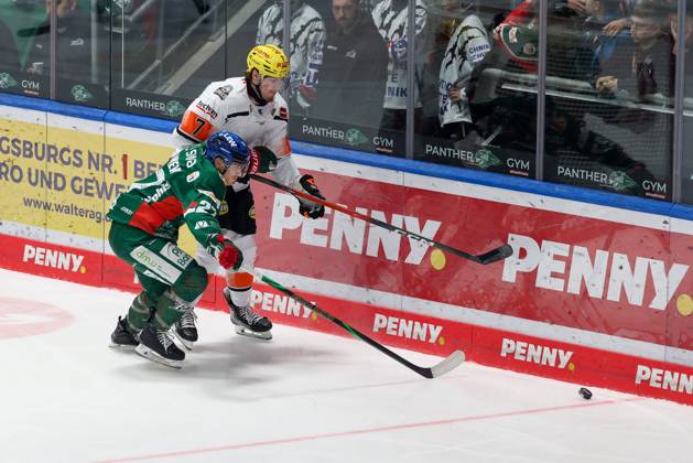 in duel, action, with Kyle Mayhew 27 Augsburger Panther , Ty Glover 7 Loewen Frankfurt , Augsburger Panther vs Loewen Frankfurt, Matchday 12, Ice Hockey, Penny DEL, 19 10 2025 Augsburg Bayern Germany Copyright: xkolbert-press ChristianxKolbertx