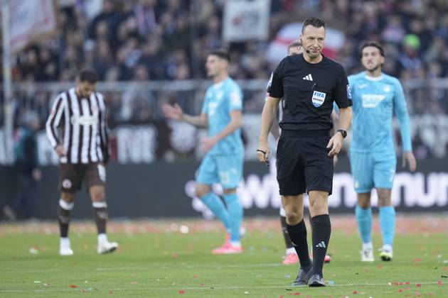 Schiedsrichter Sven Jablonski schaut waehrend des spiels der Bundesliga zwischen FC St. Pauli und TSG Hoffenheim, Millerntor-Stadion am 19. October 2025 in Hamburg, Deutschland. (Foto von Alex Gottschalk DeFodi Images) +++ Schiedsrichter Sven Jablonski looks on during the Bundesliga match between FC St. Pauli and TSG Hoffenheim at Millerntor-Stadion on October 19, 2025 in Hamburg, Germany. (Photo by Alex Gottschalk DeFodi Images) DFL regulations prohibit any use of photographs as image sequences and or quasi-video. (Photo by Alex Gottschalk DeFodi Images) DFL regulations prohibit any use of photographs as image sequences and or quasi-video. Referee Sven Jablonski looks on during the Bundesliga match between FC St Pauli and TSG Hoffenheim, Millerntor Stadion on October 19, 2025 in Hamburg, Germany Photo by Alex Gottschalk DeFodi Images Referee Sven Jablonski looks on during the Bundesliga match between FC St Pauli and TSG Hoffenheim at Millerntor Stadion on October 19, 2025 in Hamburg, Germany Photo by Alex Gottschalk DeFodi Images DFL regulations prohibit any use of photographs as image sequences and or quasi video Photo by Alex Gottschalk DeFodi Images DFL regulations prohibit any use of photographs as image sequences and or quasi video