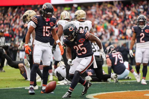 October 19, 2025, Chicago, Il - Illinois, USA - United States: Chicago Bears running back Kyle Monangai 25 scores a touchdown during the second quarter against the New Orleans Saints on Sunday, Oct. 19, 2025, at Soldier Field in Chicago. Chicago USA - United States - ZUMAm67_ 20251019_zaf_m67_002 Copyright: xArmandoxL.xSanchezx Chicago USA - United States - ZUMA0837 20251019_zaf_m67_002 Copyright: xIMAGO ArmandoxL.xSanchezx