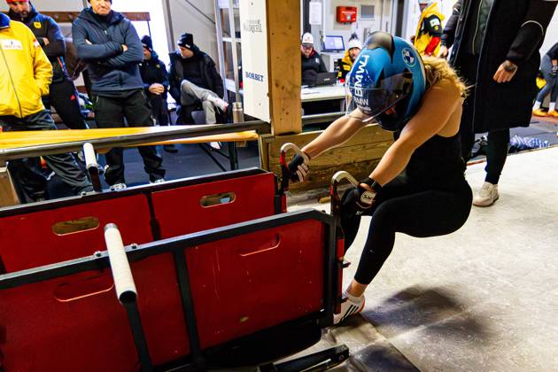 18 10 2025, GER, Bobsleigh bobsleigh, Season 25 26, Women, Central performance test in bobsleigh push test Charlotte Candrix Traditionally, the best German bobsleigh pilots and their pushers met in Oberhof for a test of strength 98559 Oberhof LOTTO Thüringen EISARENA Oberho Thüringen Germany