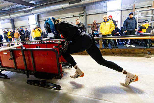 18 10 2025, GER, Bobsleigh, Season 25 26, Women, Central performance test in bobsleigh push test Leona Klein Traditionally, the best German bobsleigh pilots and their pushers met in Oberhof for a test of strength 98559 Oberhof LOTTO Thüringen EISARENA Oberho Thüringen Germany
