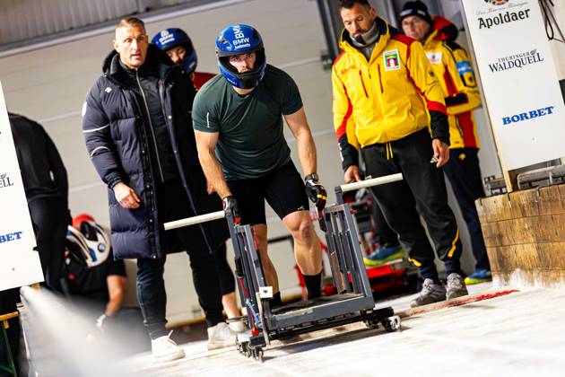 18 10 2025, GER, Bobsleigh, Season 25 26, Men, Central performance test in bobsleigh push test Traditionally, the best German bobsleigh pilots and their pushers met in Oberhof for a test of strength 98559 Oberhof LOTTO Thüringen EISARENA Oberho Thüringen Germany