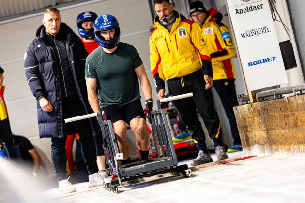 18 10 2025, GER, Bobsleigh, Season 25 26, Men, Central performance test in bobsleigh push test Traditionally, the best German bobsleigh pilots and their pushers met in Oberhof for a test of strength 98559 Oberhof LOTTO Thüringen EISARENA Oberho Thüringen Germany