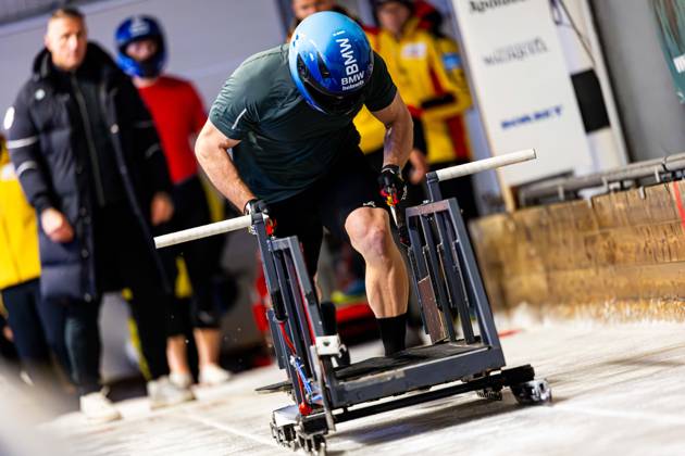 18 10 2025, GER, Bobsleigh, Season 25 26, Men, Central performance test in bobsleigh push test Traditionally, the best German bobsleigh pilots and their pushers met in Oberhof for a test of strength 98559 Oberhof LOTTO Thüringen EISARENA Oberho Thüringen Germany