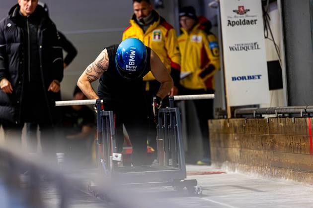 18 10 2025, GER, Bobsleigh, Season 25 26, Men, Central performance test in bobsleigh push test Traditionally, the best German bobsleigh pilots and their pushers met in Oberhof for a test of strength 98559 Oberhof LOTTO Thüringen EISARENA Oberho Thüringen Germany