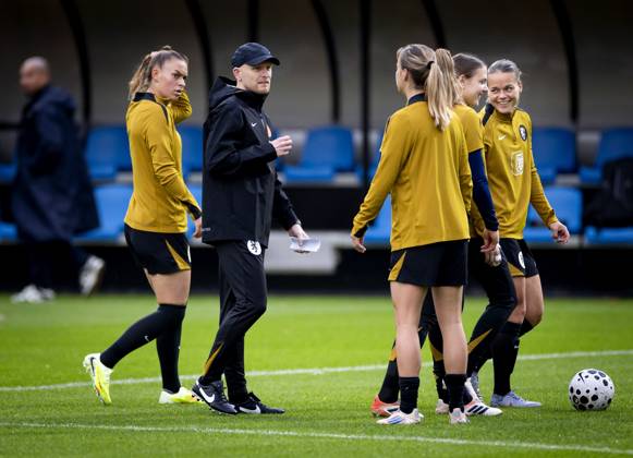 ZEIST - National coach Arjan Veurink during the Dutch women s national football team s training session. The Dutch women are preparing for the friendly against Poland. ANP KOEN VAN WEEL xVIxANPxSportx xxANPxIVx 539796089 originalFilename: 539796089