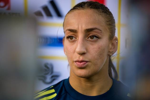 251020 Rosa Kafaji of the Swedish women s national football team is interviewed by the media after a training session on October 20, 2025 in Benahavis Photo Ludvig Thunman BILDBYRAN code LT LT0731 fotboll football soccer fotball träning practice training sverige sweden dam bbeng  Copyright: LUDVIGxTHUNMAN BB251020LT042