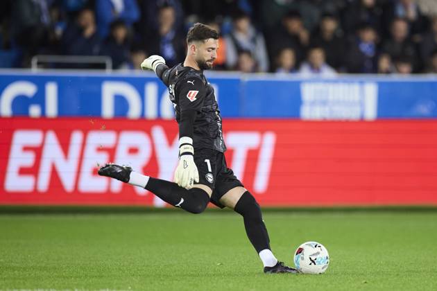 October 20, 2025, Vitoria, Alava, SPAIN: Antonio Sivera of Deportivo Alaves in action during the LaLiga EA Sports match between Deportivo Alaves and Valencia CF at Mendizorrotza on October 20, 2025, in Vitoria, Spain. Vitoria SPAIN - ZUMAa181 20251020_zaa_a181_182 Copyright: xRicardoxLarreinax