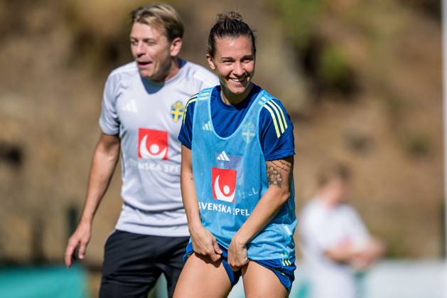 251021 Head coach Tony Gustavsson and Julia Zigiotti Olme during a training session with the Swedish women s national football team on October 21, 2025 in Benahavis Photo Ludvig Thunman BILDBYRAN code LT LT0732 fotboll football soccer fotball träning practice training sverige sweden dam bbeng  Copyright: LUDVIGxTHUNMAN BB251021LT003