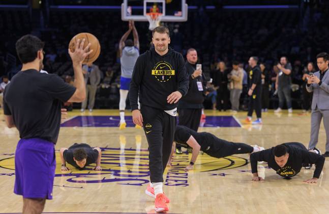 October 21, 2025, Los Angeles, California, USA: Luka Doncic 77 of the Los Angeles Lakers smiles as he makes a shot from half court and staff does push ups during warmups prior to their regular season NBA, Basketball Herren, USA game against the Golden State Warriors on Tuesday October 21, 2025 at Crypto.com Arena in Los Angeles, California. JAVIER ROJAS PI Los Angeles USA - ZUMAp124 20251021_zaa_p124_019 Copyright: xJavierxRojasx