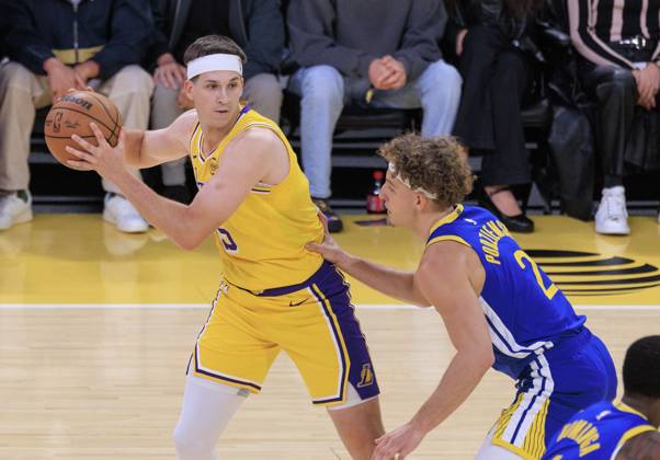October 21, 2025, Los Angeles, California, USA: Brandin Podziemski 2 of the Golden State Warriors guards against Austin Reaves 15 of the Los Angeles Lakers during their regular season NBA, Basketball Herren, USA game on Tuesday October 21, 2025 at Crypto.com Arena in Los Angeles, California. JAVIER ROJAS PI Los Angeles USA - ZUMAp124 20251021_zaa_p124_027 Copyright: xJavierxRojasx
