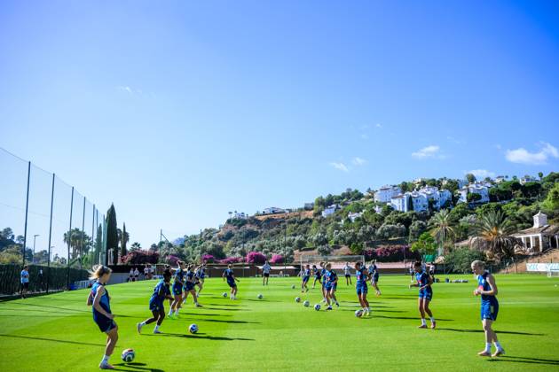 251022 Players of the Swedish women s national football team warm up during a training session on October 22, 2025 in Benahavis Photo Ludvig Thunman BILDBYRAN code LT LT0733 fotboll football soccer fotball träning practice training sverige sweden dam bbeng  Copyright: LUDVIGxTHUNMAN BB251022LT027