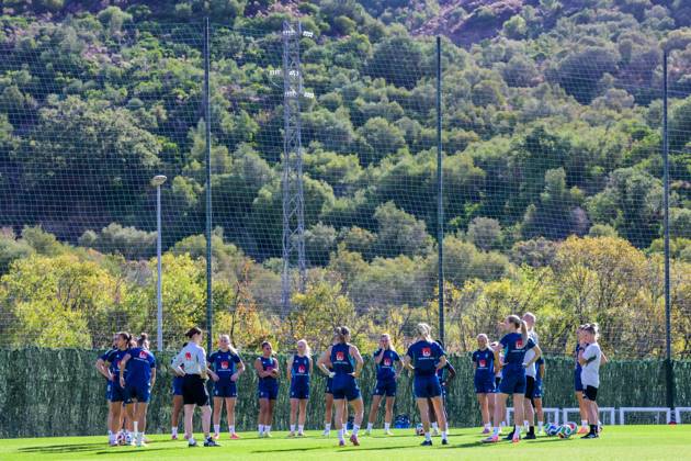 251022 Players of the Swedish women s national football team gather ahead of a training session on October 22, 2025 in Benahavis Photo Ludvig Thunman BILDBYRAN code LT LT0733 fotboll football soccer fotball träning practice training sverige sweden dam bbeng  Copyright: LUDVIGxTHUNMAN BB251022LT029