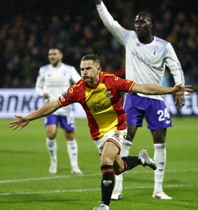 DEVENTER - Mathis Suray of Go Ahead Eagles celebrates the 1-1 draw during the UEFA Europa League match between Go Ahead Eagles and Aston Villa FC at De Adelaarshorst on October 23, 2025, in Deventer, Netherlands. ANP VINCENT JANNINK UEFA Europa League 2025-2026 xVIxANPxSportx xxANPxIVx 540075411 originalFilename: 540075411