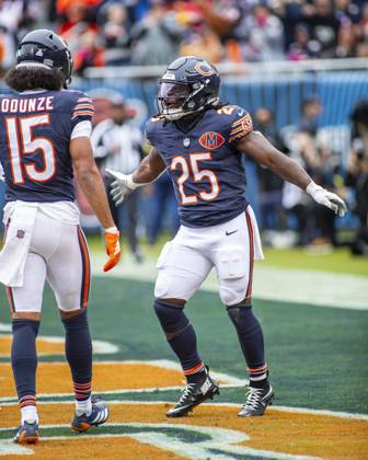 October 19, 2025: Chicago Bears Kyle Monangai (25) celebrates a touchdown during the game against the New Orleans Saints in Chicago, IL. CSM Chicago United States of America - ZUMAc04_ 20251019_zma_c04_537 Copyright: xMikexWulfx