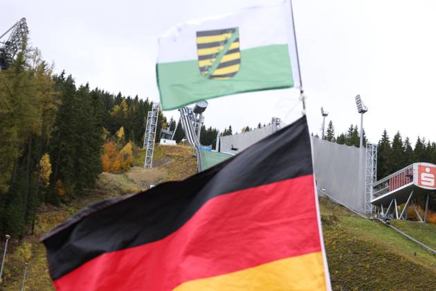 24 10 2025, Ski jumping, women, FIS Summer Grand Prix, qualification View of the ski jump with flags waving in the wind Klingenthal Vogtland Arena Saxony Germany