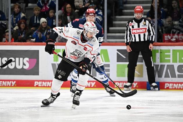 Samuel Dove Mcfalls Nuernberg Ice Tigers Schwenninger Wild Wings vs Nuernberg Ice Tigers, DEL, Main Round, Matchday 13, Season 2025 2026, 24 10 2025 Schwenninger Wild Wings vs Nuernberg Ice Tigers, DEL, Main Round, Matchday 13, Season 2025 2026, 24 10 2025 Schwenningen Copyright: xEibner-Pressefoto SvenxLaeglerx EP_SVL