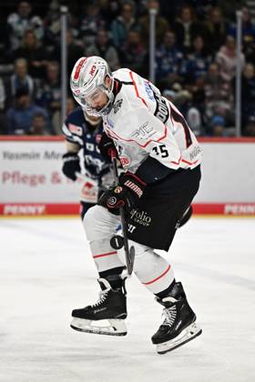 Samuel Dove Mcfalls Nuernberg Ice Tigers Schwenninger Wild Wings vs Nuernberg Ice Tigers, DEL, Main Round, Matchday 13, Season 2025 2026, 24 10 2025 Schwenninger Wild Wings vs Nuernberg Ice Tigers, DEL, Main Round, Matchday 13, Season 2025 2026, 24 10 2025 Schwenningen Copyright: xEibner-Pressefoto SvenxLaeglerx EP_SVL