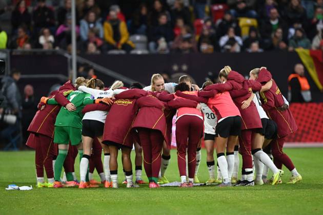 Germany team circle, motivation, conspiracy, UEFA Womens Nations League, semi-final, semi-final, womens international football match, Germany GER France FRA 1 0 on 24 10 2025 in Duesseldorf Germany Â